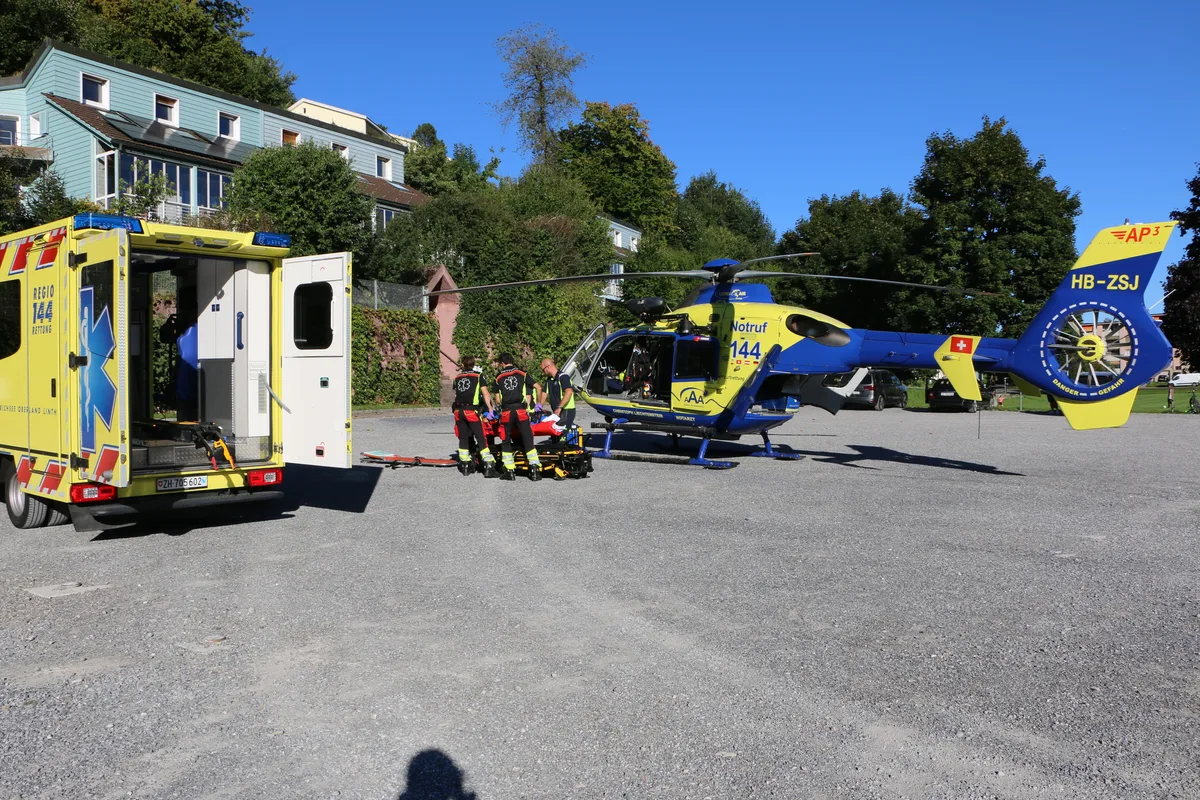 Patientenübergabe vom Rettungsdienst an die Heli-Crew